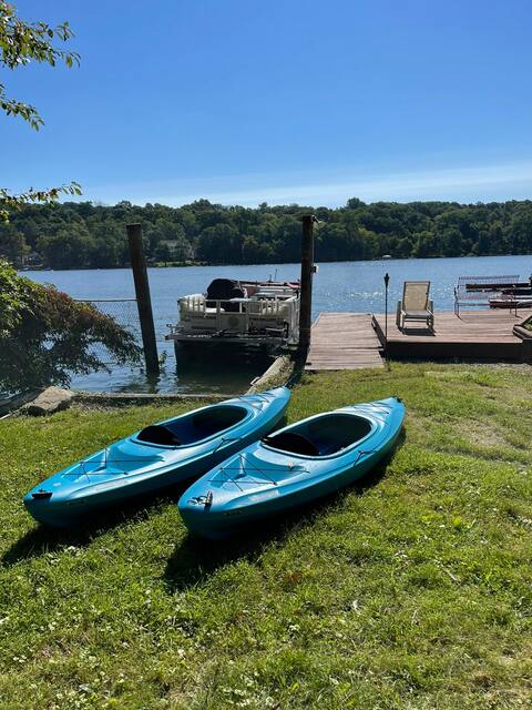 Luke Lake House- Waterfront, Hotub, Kayaks, Fun!