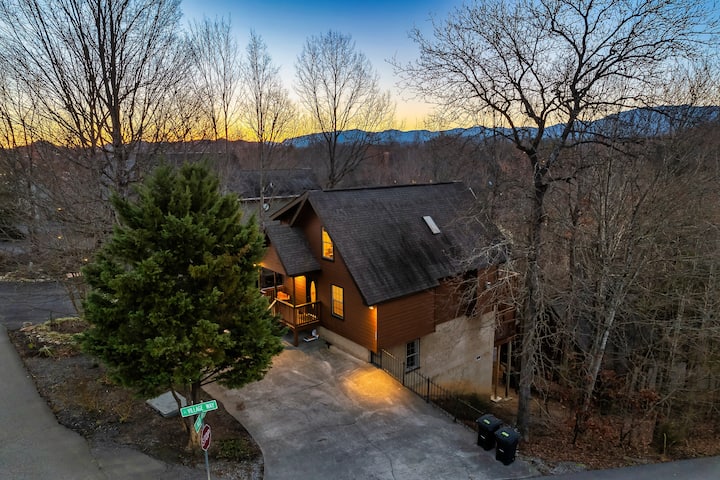 1 Mi To Strip, Large 4br/ 3ba, Hot Tub, Pool, Game Room, Wi-fi - 