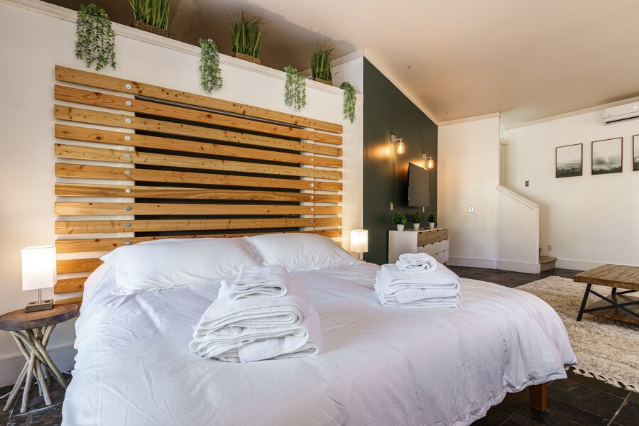 Zhytu në këtë krevat të rehatshëm me madhësi King.