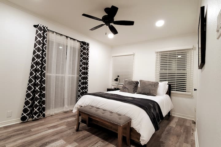 בחדר השינה השני יש מיטת קווין סייז מרווחת ומזמינה לנוחיותכם.