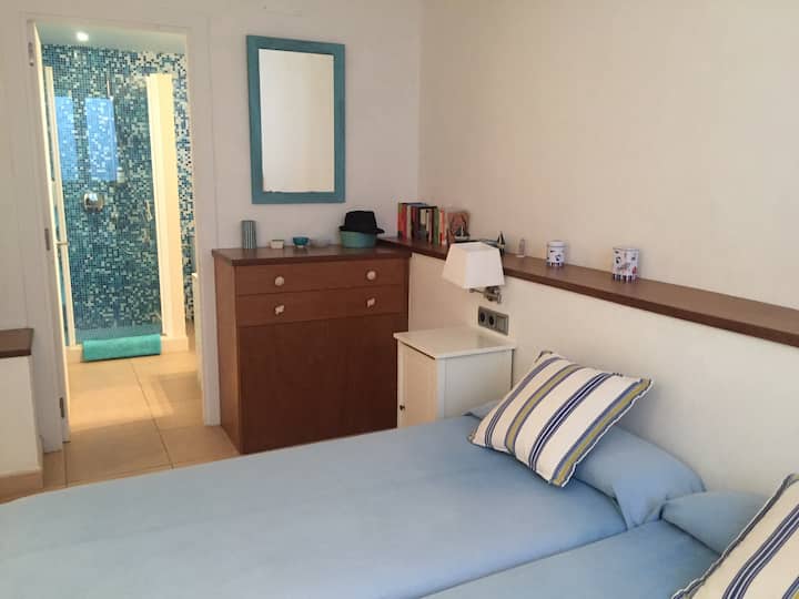 Chumba cha kulala vitanda viwili vya mtu mmoja sakafu ya chini