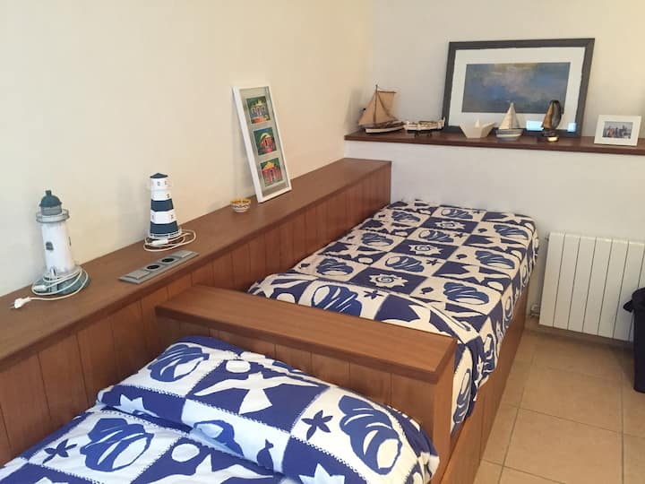 Chumba cha kulala vitanda viwili vya mtu mmoja sakafu ya chini