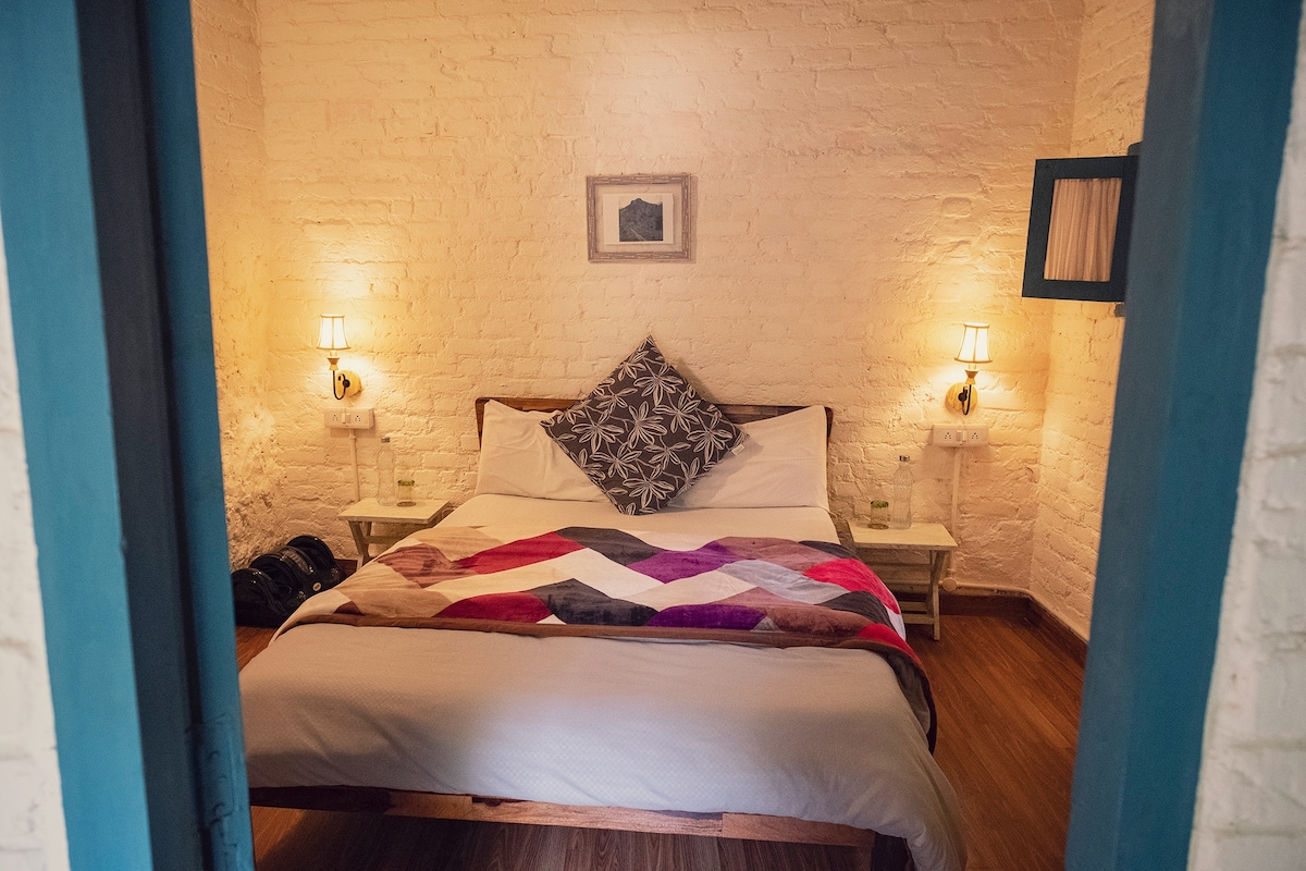 ห้องนอนใหญ่พร้อมเตียงควีนไซส์ไม้บริสุทธิ์