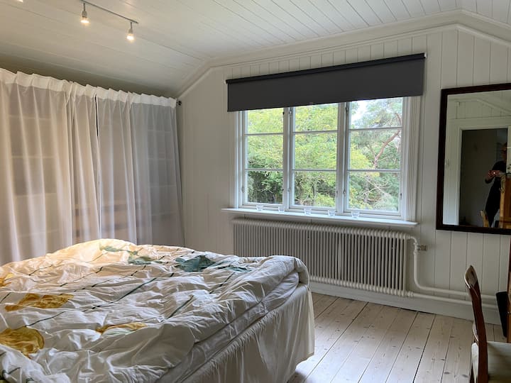 El dormitorio más grande da al jardín y tiene muchos armarios.