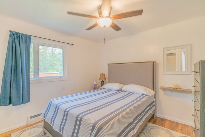 ห้องนอนที่สองพร้อมเตียงควีนไซส์