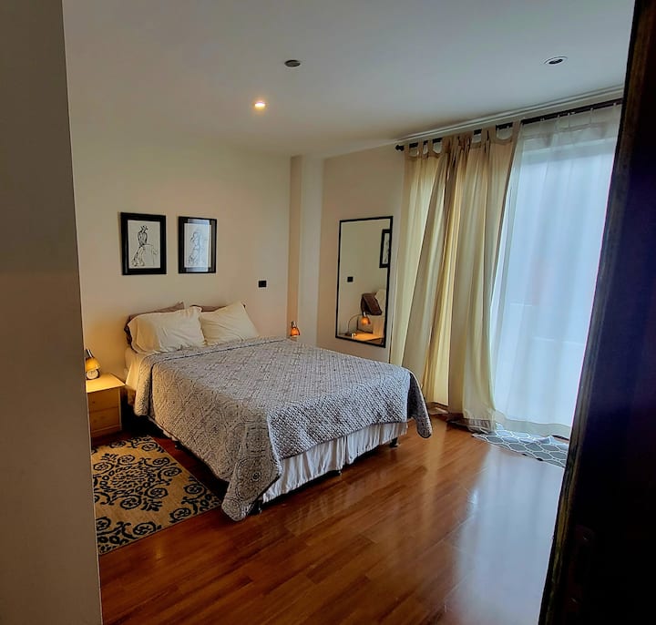 Главна спална соба со приватна бања и балкон со поглед на запад