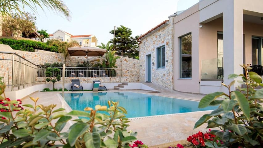 Luxury Villa Kleanthi, Private Pool, Playground