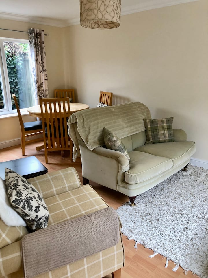 Charming 2 Bed Cottage In The Centre Of Village - Northwich