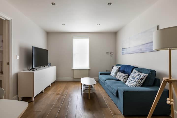 Two Bedroom High Street Apartment, Esher, Surrey. - Surbiton