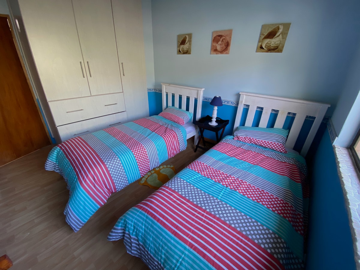 Втората спалня разполага с две единични легла и вградени шкафове