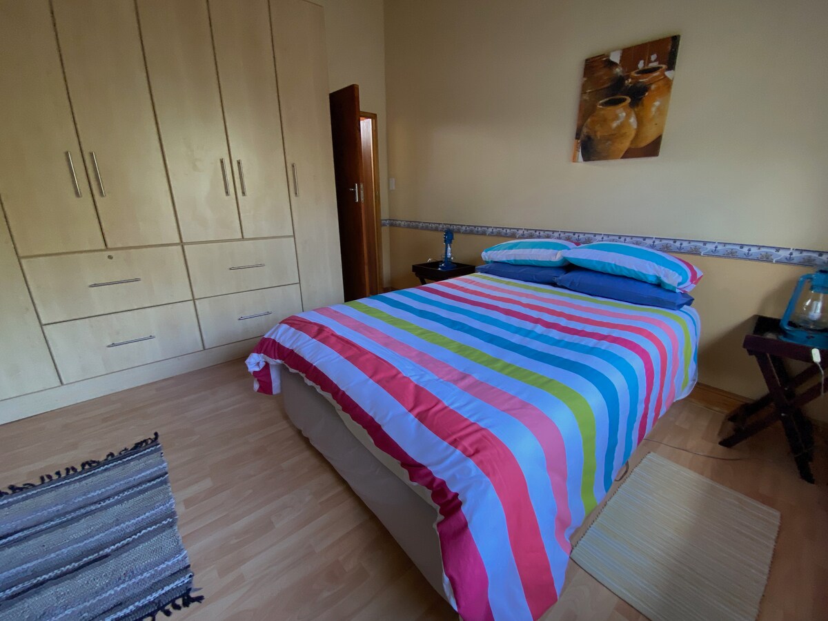 Основната спалня разполага с удобно двойно легло с вградени шкафове