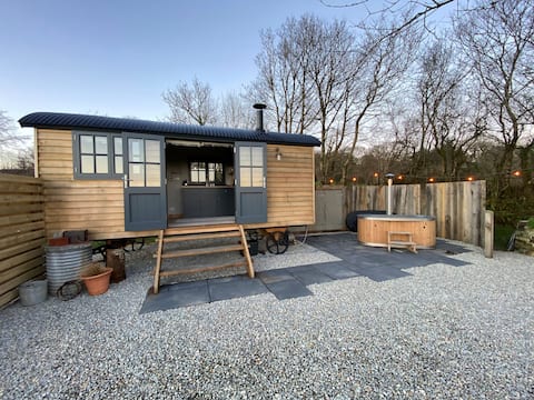 Boutique Cornish Shepherd’s hut with hot tub
