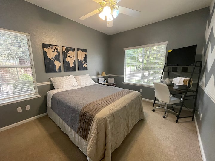 Private room with walk in closet/full bathroom! - Casas en ...