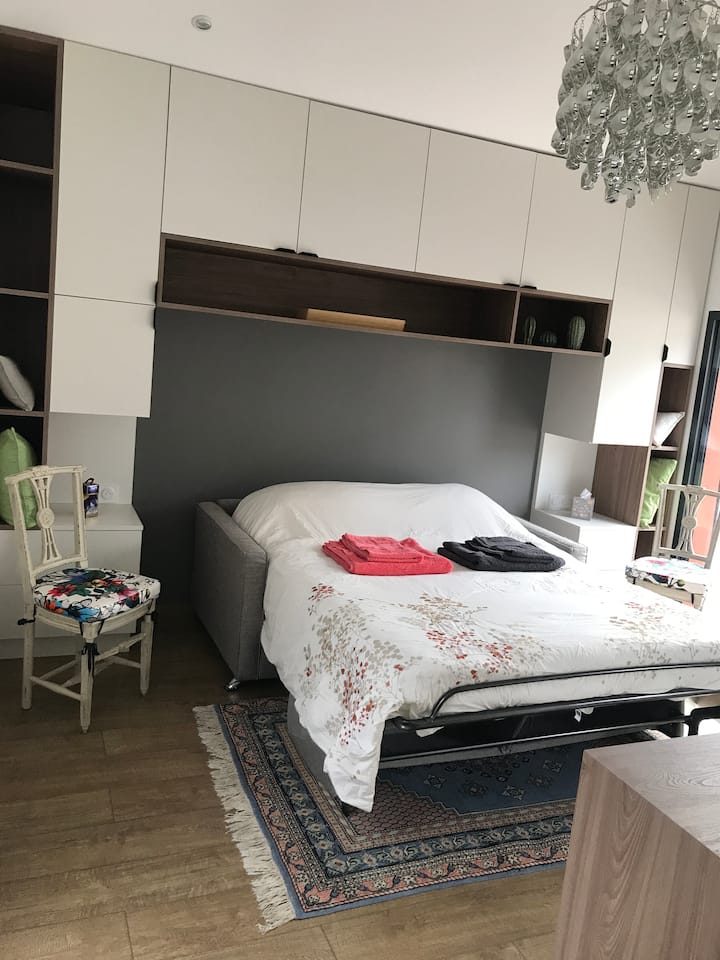 Soffan förvandlades till en säng.