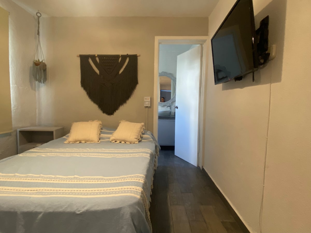 Стаята разполага с двойно легло с удобни чаршафи и възглавници. Разполага с телевизор с року и затъмнени завеси. 
