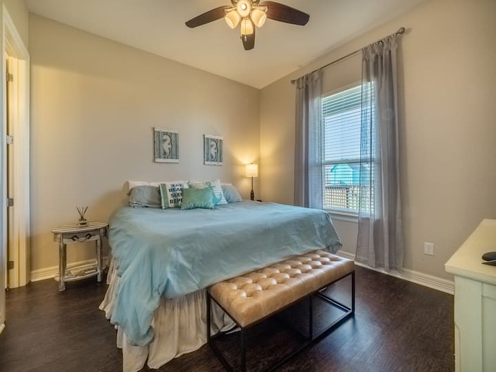 Cozy master suite #1 boasts a luxury mattress, comfy bamboo mattress topper & high thread count designer sheets. Digital or analog channels, internet TV with Roku. 