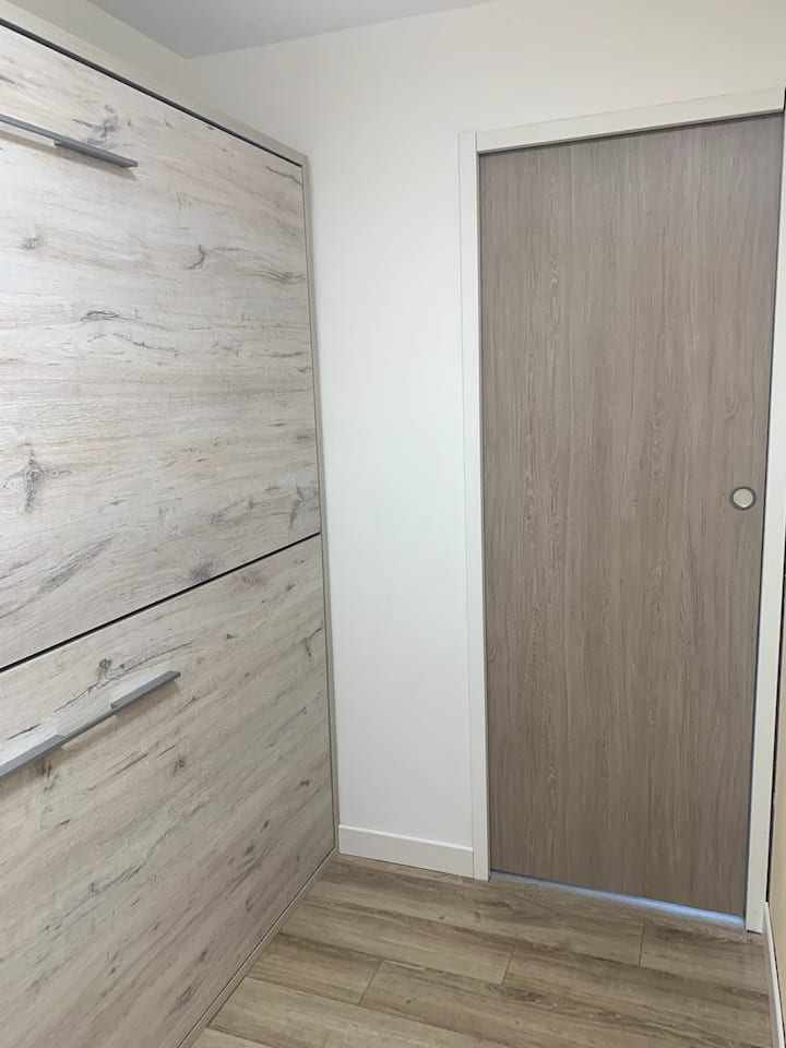 公寓入口由一扇门隔开，配有两张90x190折叠双层床（厚厚舒适的床垫、板条床垫）。