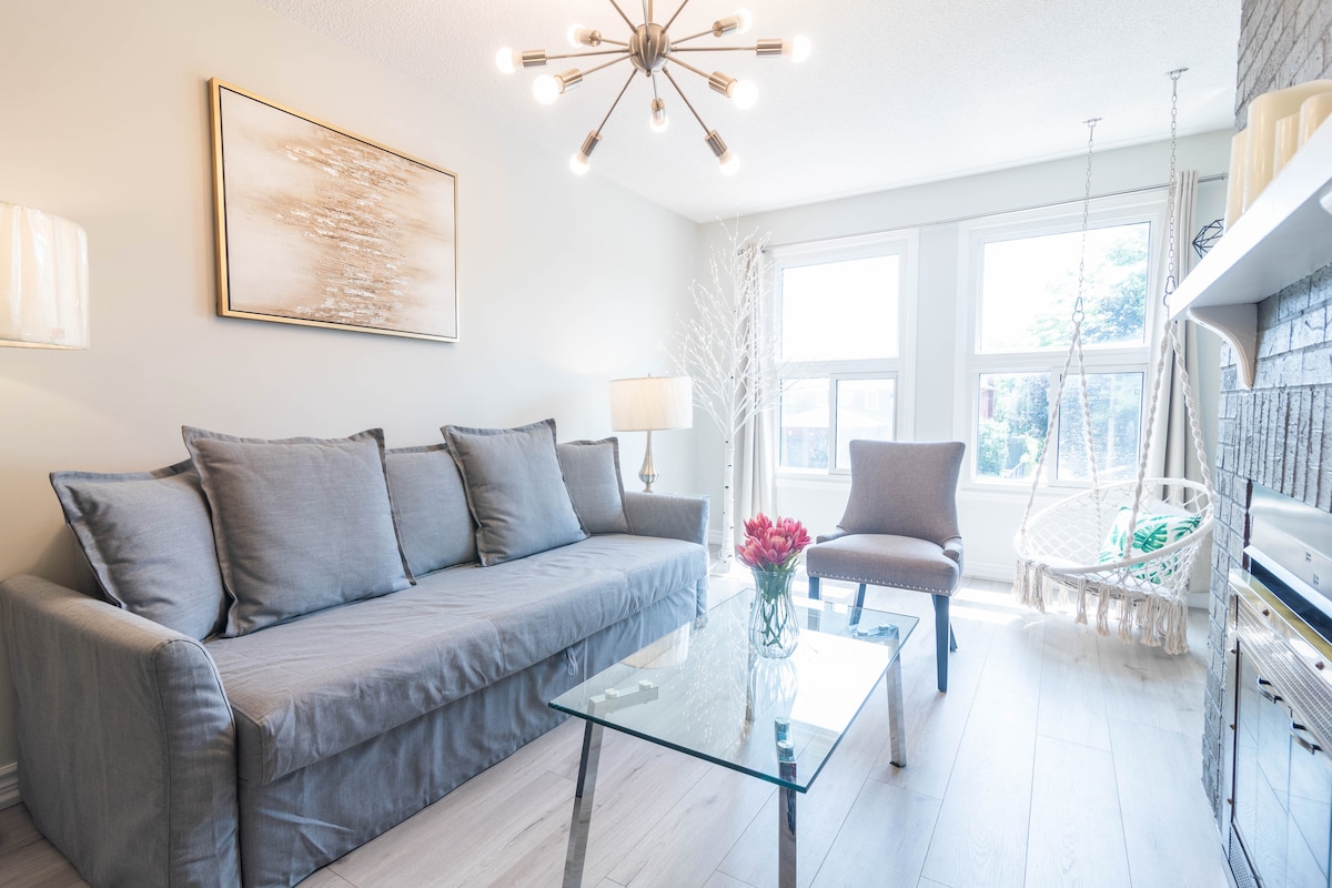 Dhomë e rehatshme familjare me një oxhak elektrik krejt të ri, një divan krevat dhe një karrige hamaku