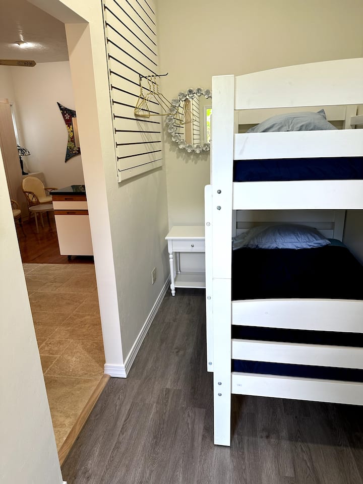 Poschodové postele s otvorenými posuvnými dverami stodoly.