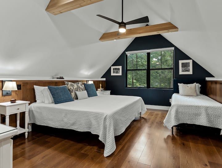 With a king and twin beds, and still room to spare, the blue bedroom is the largest bedroom in the house. All bedrooms have ensuite bathrooms for your privacy and convenience.