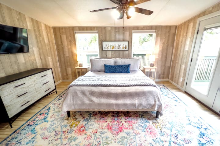 The Topo King room has 2 side tables with drawers, 6 drawer dresser, TV with Casting Abilities, with beautiful views of the property. 
Both sides of the bed have a extension cord with ports for USB, USB-C and outlets.