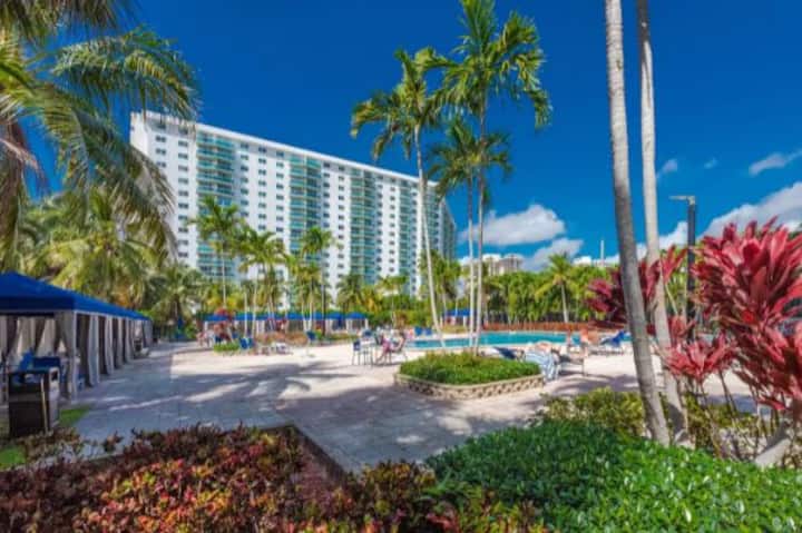 Miami Condo | Sleeps 6 | Free Parking +Pool+beach - Aventura, FL