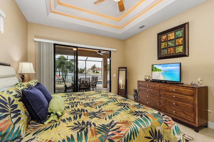 Apartmán s hlavnou spálňou:  King Size Comfort s nastaviteľnou posteľou.  Súkromný a pohodlný prístup do lanai.