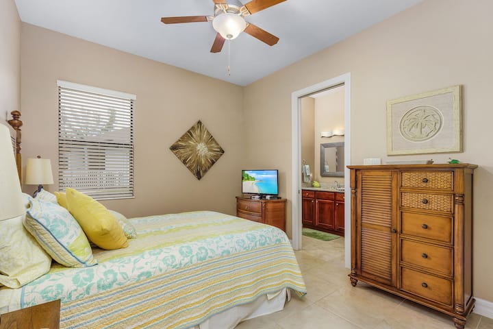 Spálňa pre hostí s manželskou posteľou a vlastnou kúpeľňou v apartmáne.  Spálne pre hostí sú na opačnej strane hlavného apartmánu a môžu byť uzavreté  od obývacieho priestoru s vreckovými dverami pre väčšie súkromie. Ideálne miesto na dovolenku pre páry!