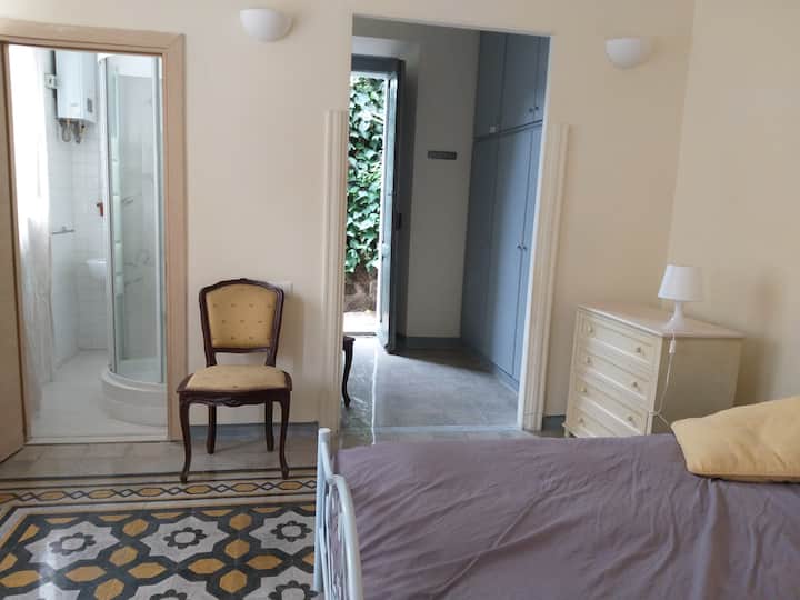 Dvojlôžková izba s francúzskou posteľou,  kúpeľňou a šatníkom na stene. Priestor pre 2 ďalších hostí