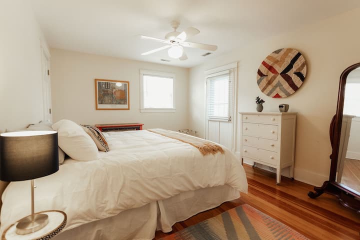 Ყვითელი ოთახი 193 × 203 სმ ზომის საწოლითა და ცალკე გარე აივნით