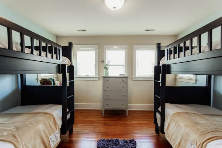 Ორსართულიანი ოთახი ოთხი ერთადგილიანი საწოლით