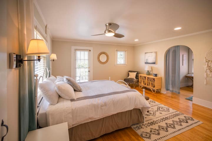 Dormitorio principal con baño completo y balcón.