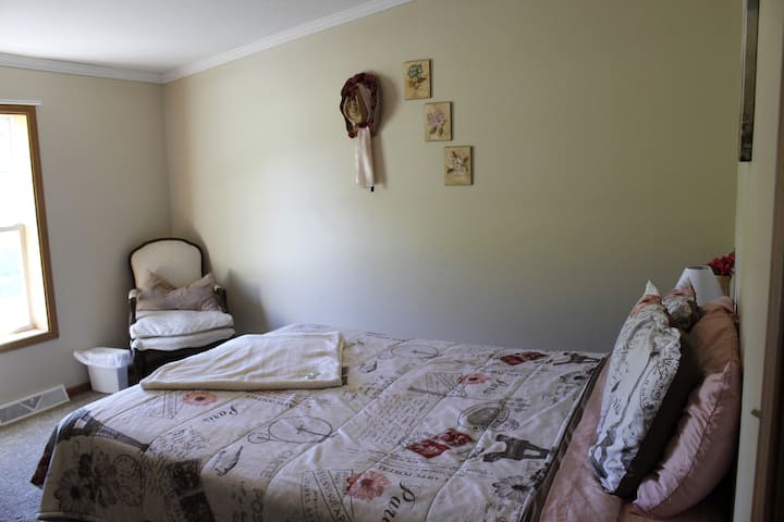 Spálňa č.2 Manželská posteľ, stolička, skriňa