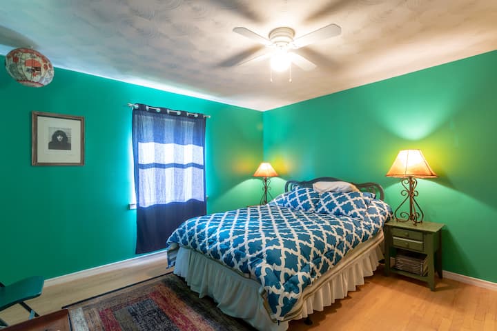 ห้องนอนที่ 2 พร้อมเตียงควีนไซส์และพื้นที่ตู้เสื้อผ้ามากมาย