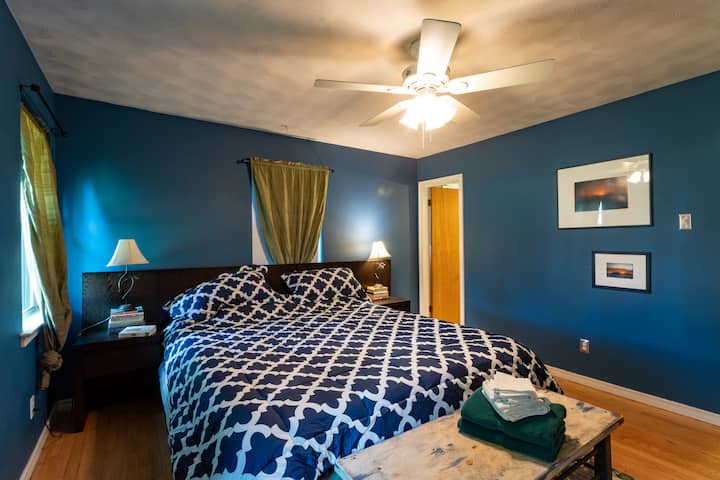 เตียงคิงไซส์ในแคลิฟอร์เนียพร้อมอ่างอาบน้ำในตัว มีพื้นที่ตู้เสื้อผ้ามากมายและวิวสวนหลังบ้าน