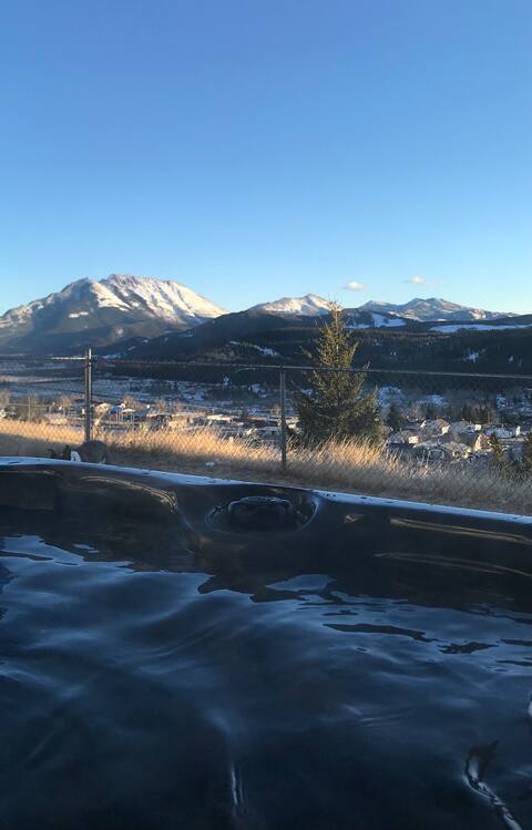 Pass Paradise - hot tub & mountain views!