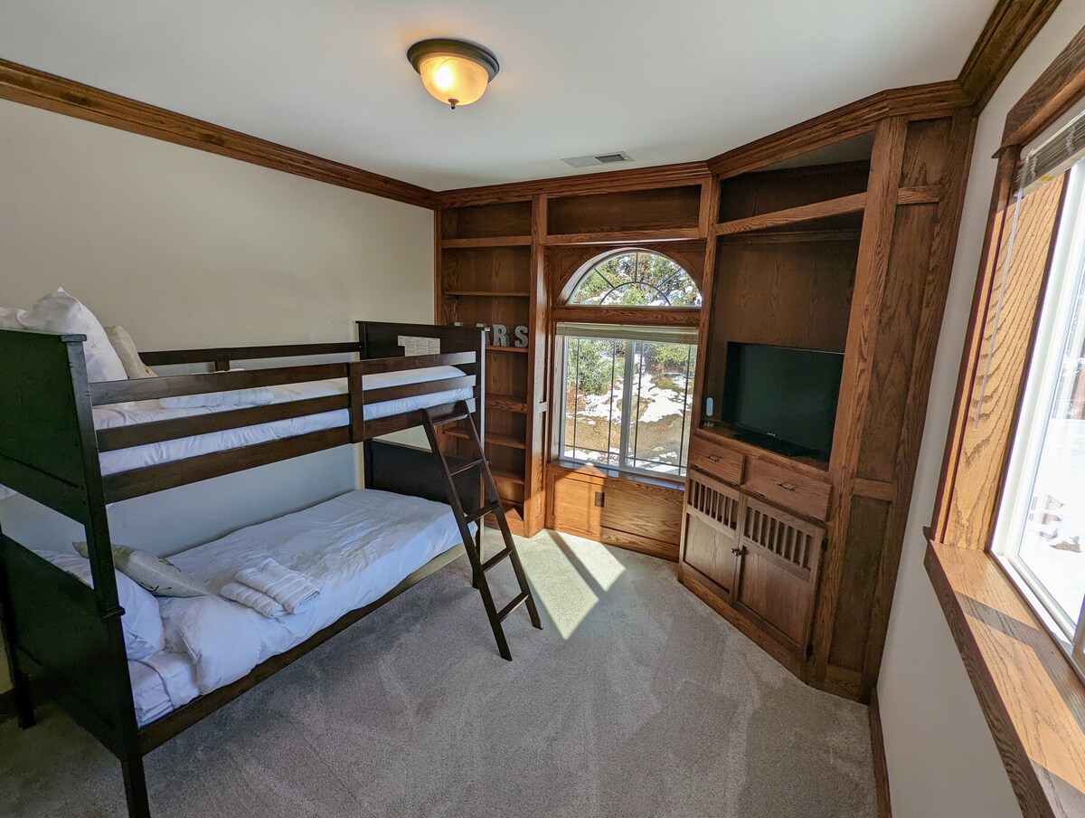 חדר מיטות קומתיים, שתי מיטות זוגיות XL וטלוויזיה חכמה