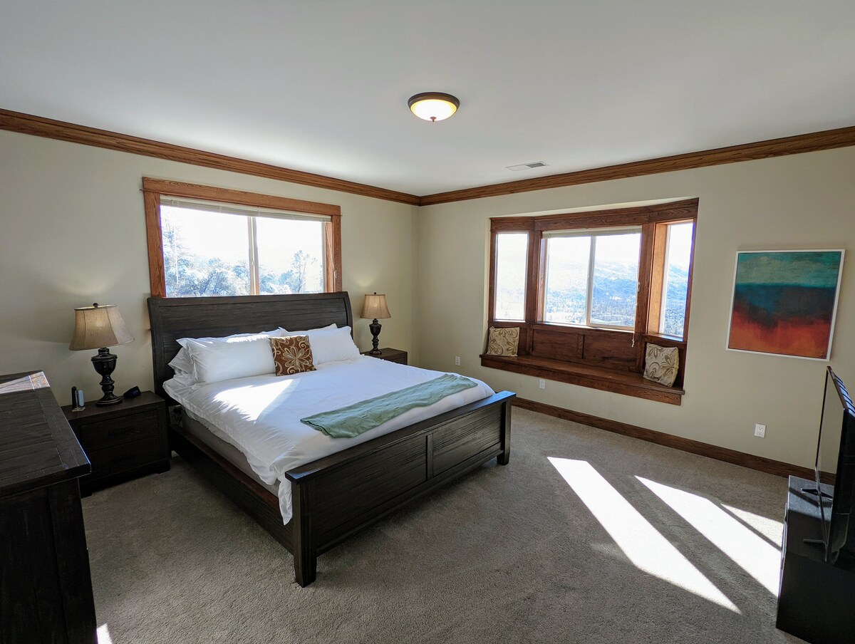 חדר שינה ראשי עם נוף של 280 מעלות!