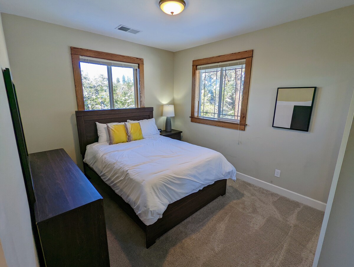 חדר שינה זוגי עם ארון ושידה.