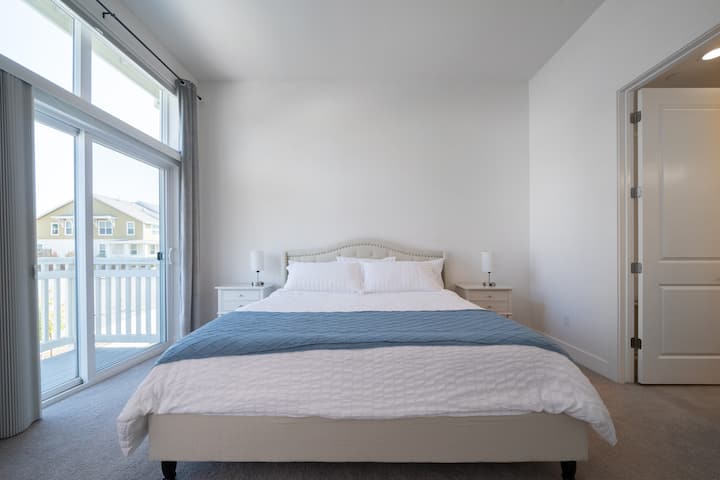 Главната спалня.   Балкон вляво; самостоятелна баня вдясно.