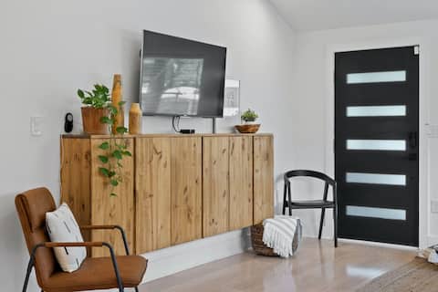 Successful Airbnb property: COZY PATIO + MODERN COTTAGE + CONVENIENT LOCATION in Rosewood