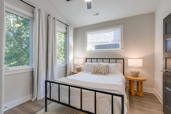 غرفة نوم ثانية بسرير كوين وخزانة كبيرة وحمام داخلي. سرير مريح جدًا!