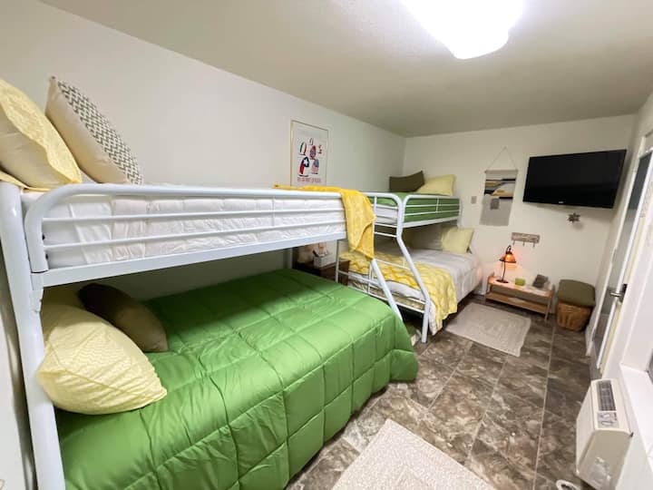 O quarto #5 é um bunkhouse na parte de trás da garagem com 2 conjuntos de beliches completos e uma unidade de ar condicionado dedicada à Mitsubishi.  Este quarto é acessado do lado de fora do deck dos fundos atrás da garagem e NÃO É acessível sem sair.