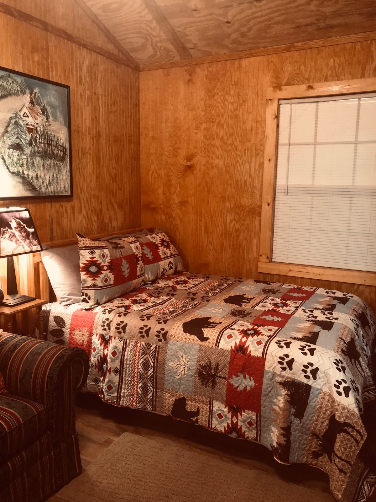 Manželská posteľ v priestore spálne.