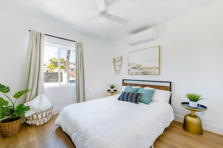 Master bedroom with Queen size bed and air-conditioning 