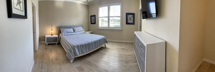 غرفة نوم رئيسية بتلفزيون بمقاس 55بوصة