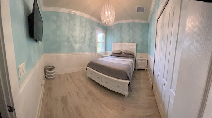 غرفة نوم ثانية بسرير ملكي وتلفزيون