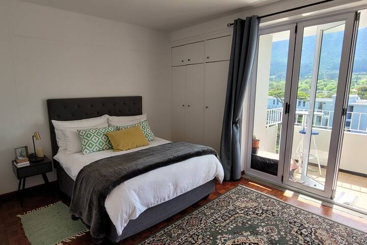 Centrally located apartment with mountain views gallery image 3