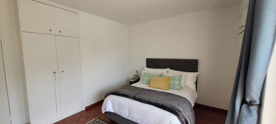 Centrally located apartment with mountain views gallery image 4