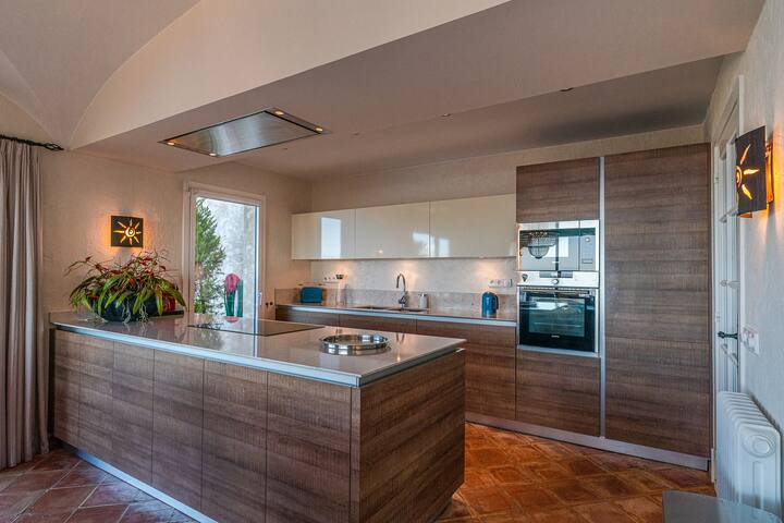 Stunning villa with sea view and pool (12 p) gallery image 5